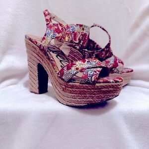 Platform Sandals With Cute Floral Design